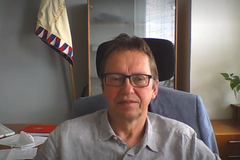 Život v pandemii - vakcinolog Roman Chlíbek o riziku sraženin u vakcín AstraZeneca a Johnson&Johnson