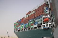 Kontejnerová loď uvázla v Suezském průplavu