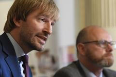 Zmrazí vláda platy ústavních činitelů? A co bude s rouškami? Sledujte brífink