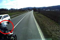 Motorkář vytlačil na Vsetínsku kamion. Kamera nahrála převrácení kamionu