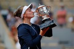 Barbora Krejčíková s trofejí pro vítězku French Open 2021
