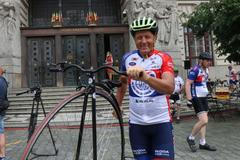 Josef Zimovčák v tomto týdnu před pražskou radnicí, kde se zastavila jeho dobročinná cyklotour Na kole dětem.