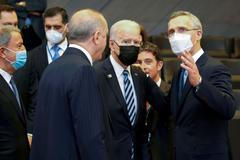 Joe Biden a Jens Stoltenberg na summitu NATO.