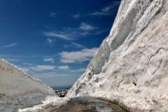 Neobyčejná podívaná v Krkonoších. Jízda kolem šestimetrové stěny sněhu