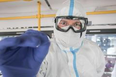 Odběr vzorků v MHD, koronavir, oblek, Dopravní podnik Praha, MHD, tramvaj, výzkumník, laborant, vědec, Akademie věd