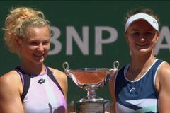 Krejčíková vyhrála na French Open druhé finále. Po singlu ovládla se Siniakovou i čtyřhru