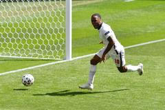 Raheem Sterling slaví gól na 1:0 v zápase Anglie - Chorvatsko na ME 2020