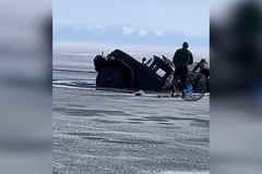Video, ze kterého mrazí. Naložený ZIL se propadl do Bajkalu, druhý se zasekl o led