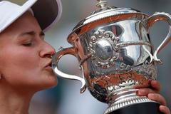 Barbora Krejčíková s trofejí pro vítězku French Open 2021