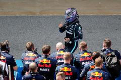 Lewis Hamilton z Mercedesu slaví před mechaniky Red Bullu vítězství Velké ceny Španělska F1 2021