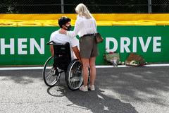 Juan Manuel Correa na místě tragédie pilota F2 Anthoine Huberta na trati ve Spa-Francorchamps