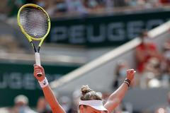 Barbora Krejčíková slaví vítězství ve finále French Open 2021 s Anastasií Pavljučenkovovou