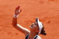 Barbora Krejčíková slaví vítězství ve finále French Open 2021 s Anastasií Pavljučenkovovou