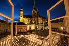 30 tisíc svíček za oběti koronaviru, Pražský hrad, pieta, Miloš Zeman, svíčky, kelímky