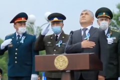 Zmatení důstojníci baví internet. Při hymně nevěděli kam s rukama a napodobovali se