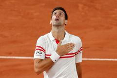 Novak Djokovič slaví triumf nad Rafaelem Nadalem v semifinále French Open 2021