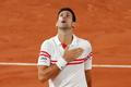 Novak Djokovič slaví triumf nad Rafaelem Nadalem v semifinále French Open 2021