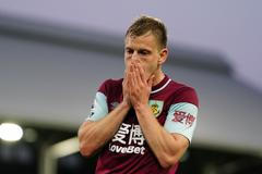 Matěj Vydra z Burnley v zápase na hřišti Fulhamu