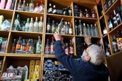 Majitel obchodu s alkoholem v Anakře Mustafa Demirci 28.dubna ve svém obchodě. Následující den musel zavřít.