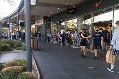 Obchody musely prodloužit otevírací dobu. Největšímu náporu čelilo outletové centrum