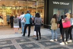 Fronty na boty i oblečení. Jeden z nejdelších zástupů je ale stále na covid testy