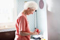 senior, stara zena, jidlo, podvyziva, zena