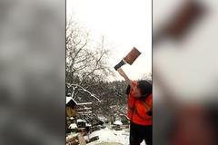 Muž z Golčova Jeníkova přišel o ruce jako dítě. V dospělosti si klidně i naseká dříví