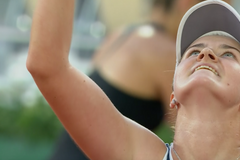 Krejčíková se v napínavém semifinále probojovala přes Sakkariovou do finále French Open