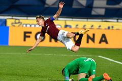 31. kolo fotbalové Fortuna:Ligy 2020/21, Sparta - Baník: Bořek Dočkal překonal brankáře Jana Laštůvku