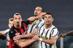 35. kolo italské fotbalové ligy 2020/21, Juventus - AC Milán: Zlatan Ibrahimovic, Giorgio Chiellini a Cristiano Ronaldo