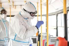 Odběr vzorků v MHD, koronavir, oblek, Dopravní podnik Praha, MHD, tramvaj, výzkumník, laborant, vědec, Akademie věd