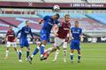 35. kolo anglické fotbalové ligy 2020/21, West Ham - Everton: Tomáš Souček v souboji s Yerrym Minou