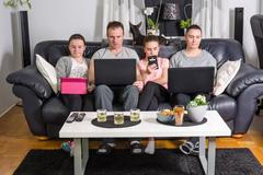 Online výuka, domácí úkoly, domácí učení, žáci, rodiče, rodina