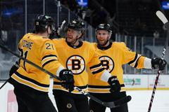 hokej, NHL 2021, Pittsburgh Penguins at Boston Bruins, David Pastrňák (uprostřed) slaví gól