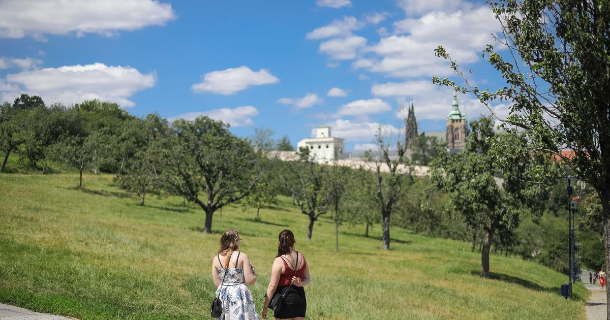 Většina Čechů věří, že bude líp, ukázal průzkum. Ale dezinformací se bojí míň než migrace