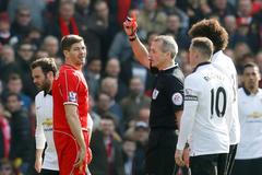 Vyloučení Stevena Gerrarda v utkání s Manchesterem United