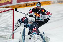 32. kolo hokejové extraligy 2020/21, Sparta - Liberec: Petr Kváča před Michalem Řepíkem