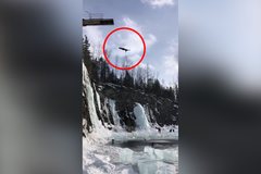 Kanaďanka podnikla 22 metrový skok do zamrzlého jezera