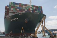 Pohnout s kontejnerovou lodí Ever Given, která ucpala Suez, se snaží i remorkéry