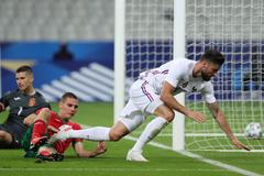 Olivier Giroud dává gól v zápase Francie - Bulharsko