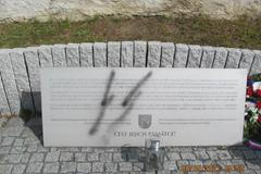 posprejovaný pomník vlasovci