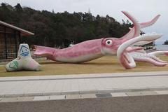 Socha olihně v japonském městě Noto