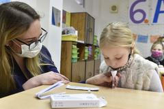 Živě: Zpátky do lavic. Jak školy zvládnou testování? A proč praktikům chybí vakcíny?