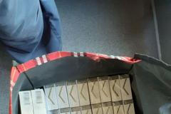 Celní správa pašované cigarety.