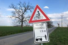 Značka, jež upozorňuje, že je nutné dodržet bezpečný boční odstup při předjíždění cyklisty