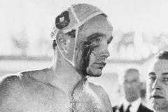 Ervin Zádor po zákroku sovětského hráče Valentina Prokopovova.