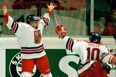 MS v hokeji 1996: Martin Procházka a Pavel Patera oslavují vítězný gól ve finále proti Kanadě