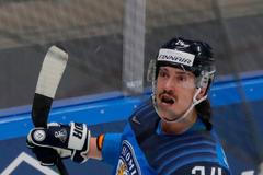 Hannes Björninen slaví gól v semifinále Finsko - Německo na MS 2021