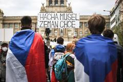 Demonstrace Milion chvilek demokracie, Václavské náměstí, duben 2021, respirátory, protest