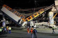 K smrti vyděšení lidé. První záběry z místa, kde se v Mexiku pod nadzemní linkou se zhroutil most